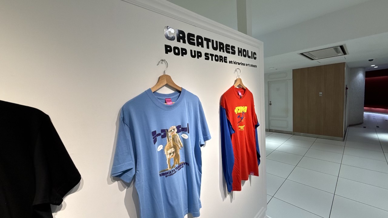 CREATURES HOLICの店内にディスプレイされたミーアキャットなどが描かれたカラフルなTシャツ