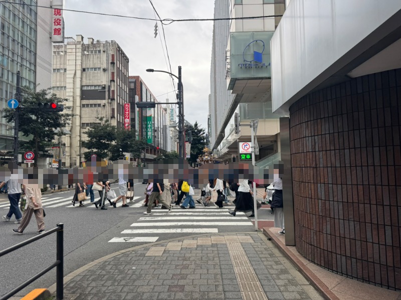 吉祥寺駅北口の交差点付近を練り歩く神輿と多くの来訪者