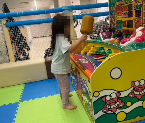 キッズランドUS mini店内のワニワニパニックで遊ぶ子どもの様子