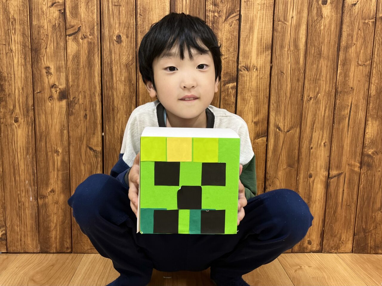 完成した約15cmのクリーパーブロックを嬉しそうに抱える男の子