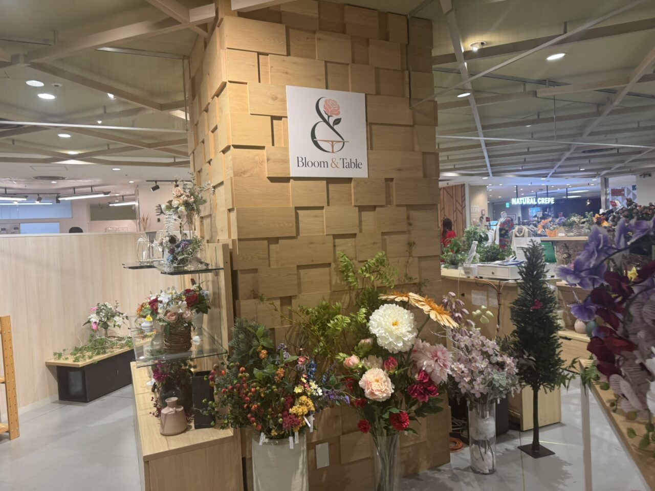 木目調の柱にBloom & Tableの看板が掲示された東急百貨店吉祥寺店の店舗外観