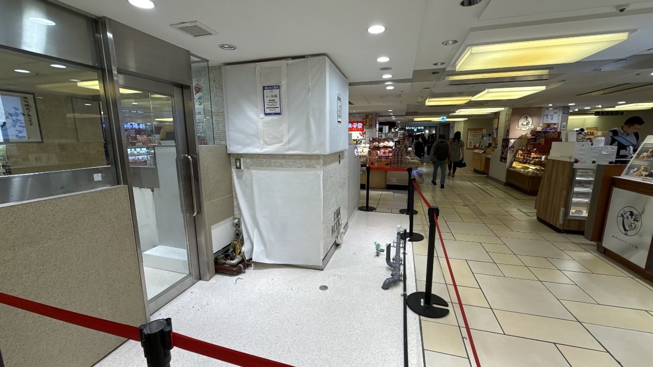 アトレ吉祥寺本館1階でパーテーションに囲まれた芋の上松蔵の跡地)