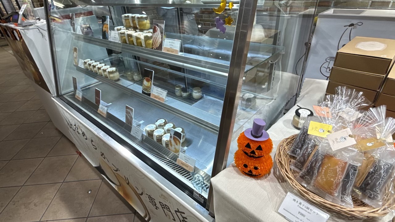 アトレ吉祥寺のブーケ店頭ショーケースに並ぶ季節限定や定番の瓶入りプリン