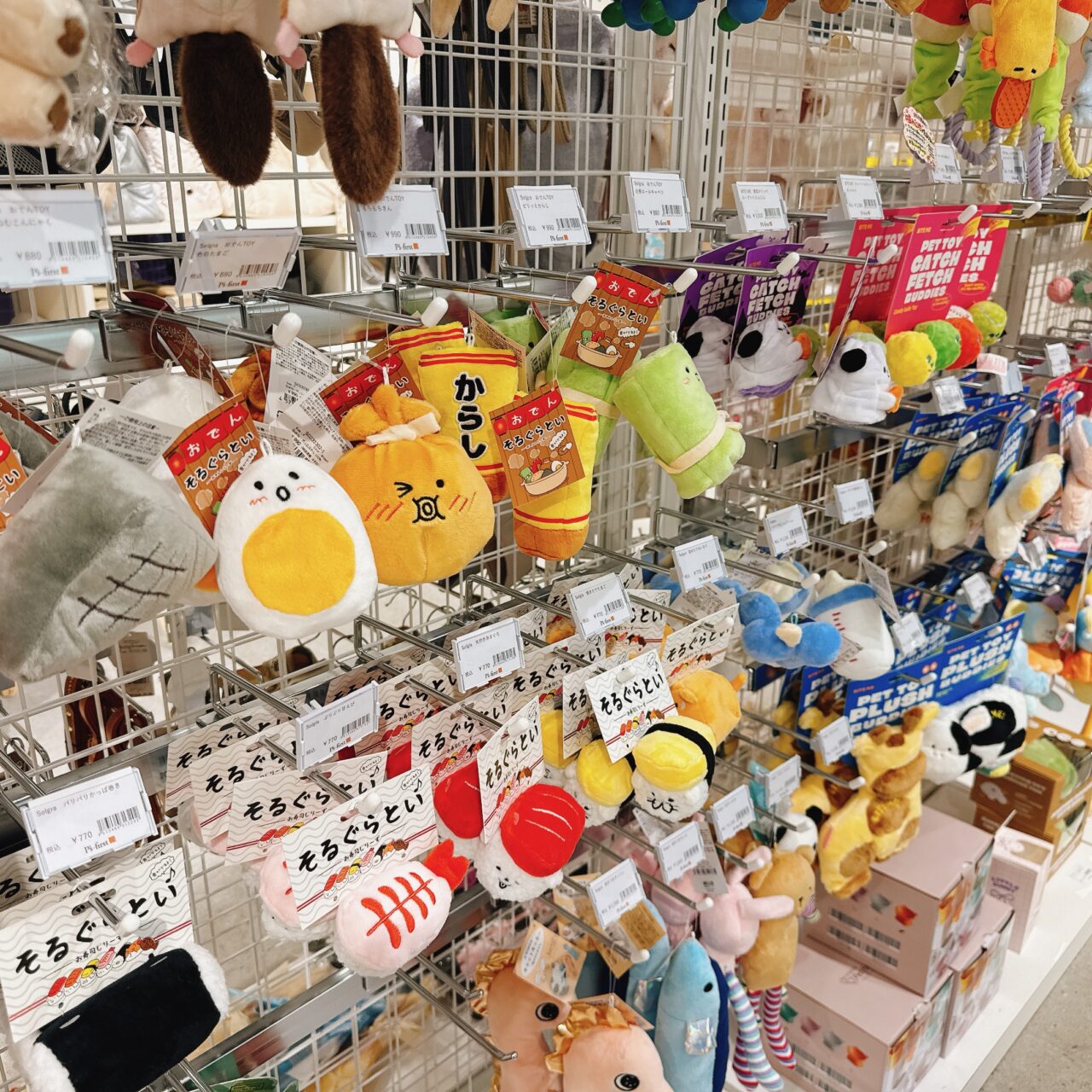 「からし」「たまご」などおでんの具材をモチーフにしたユニークな犬用ぬいぐるみトイ売り場