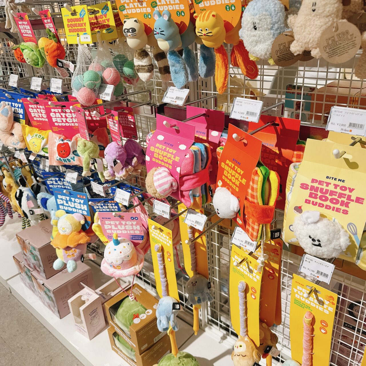 BITE MEのノーズワークトイやカラフルな動物のぬいぐるみが並ぶペットトイ売り場