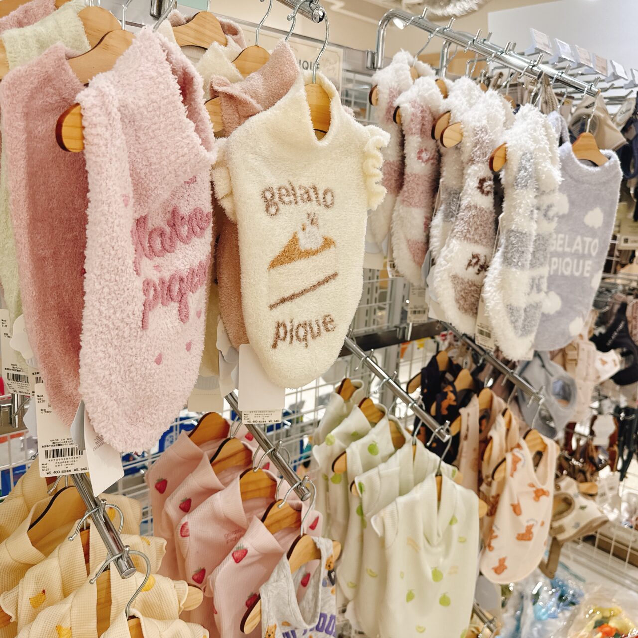 ハンガーラックにずらりと並んだgelato pique（ジェラートピケ）のペット用もこもこニットウェア
