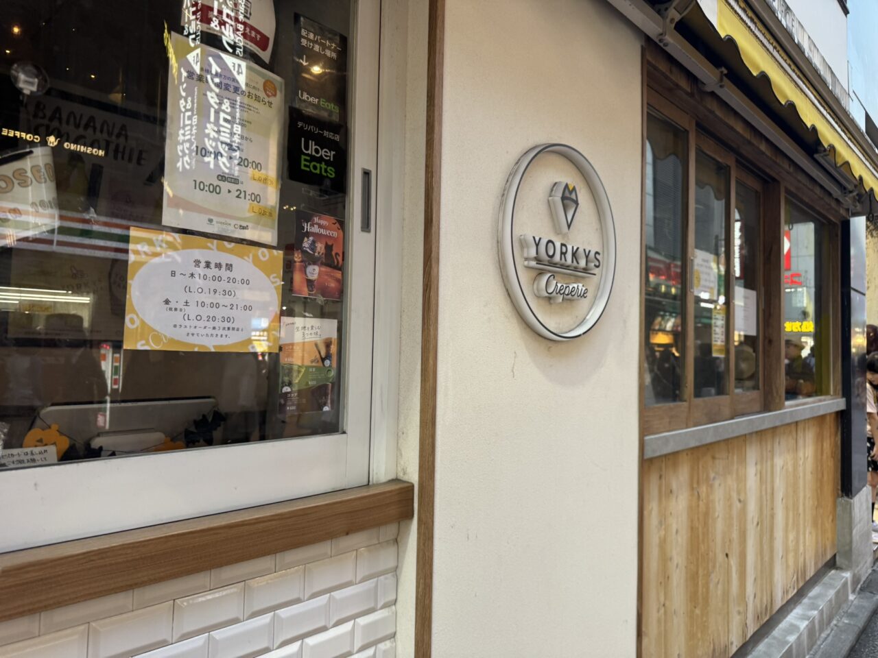YORKYS Creperieの楕円形ロゴ看板とテイクアウトカウンターの窓口