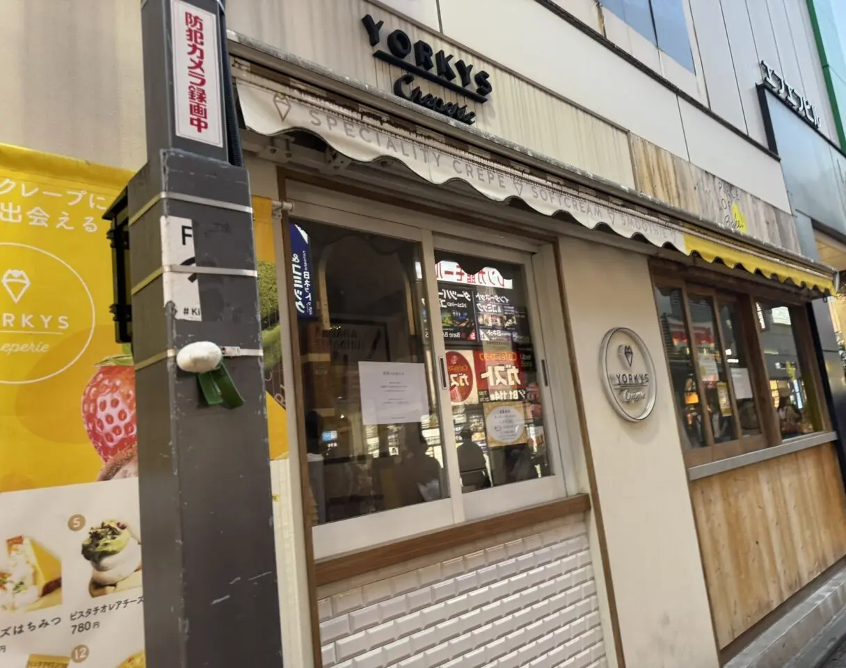 吉祥寺本町にあるYORKYS Creperie（ヨーキーズクレープリー）の店舗外観。木目と白を基調としたテイクアウト窓口