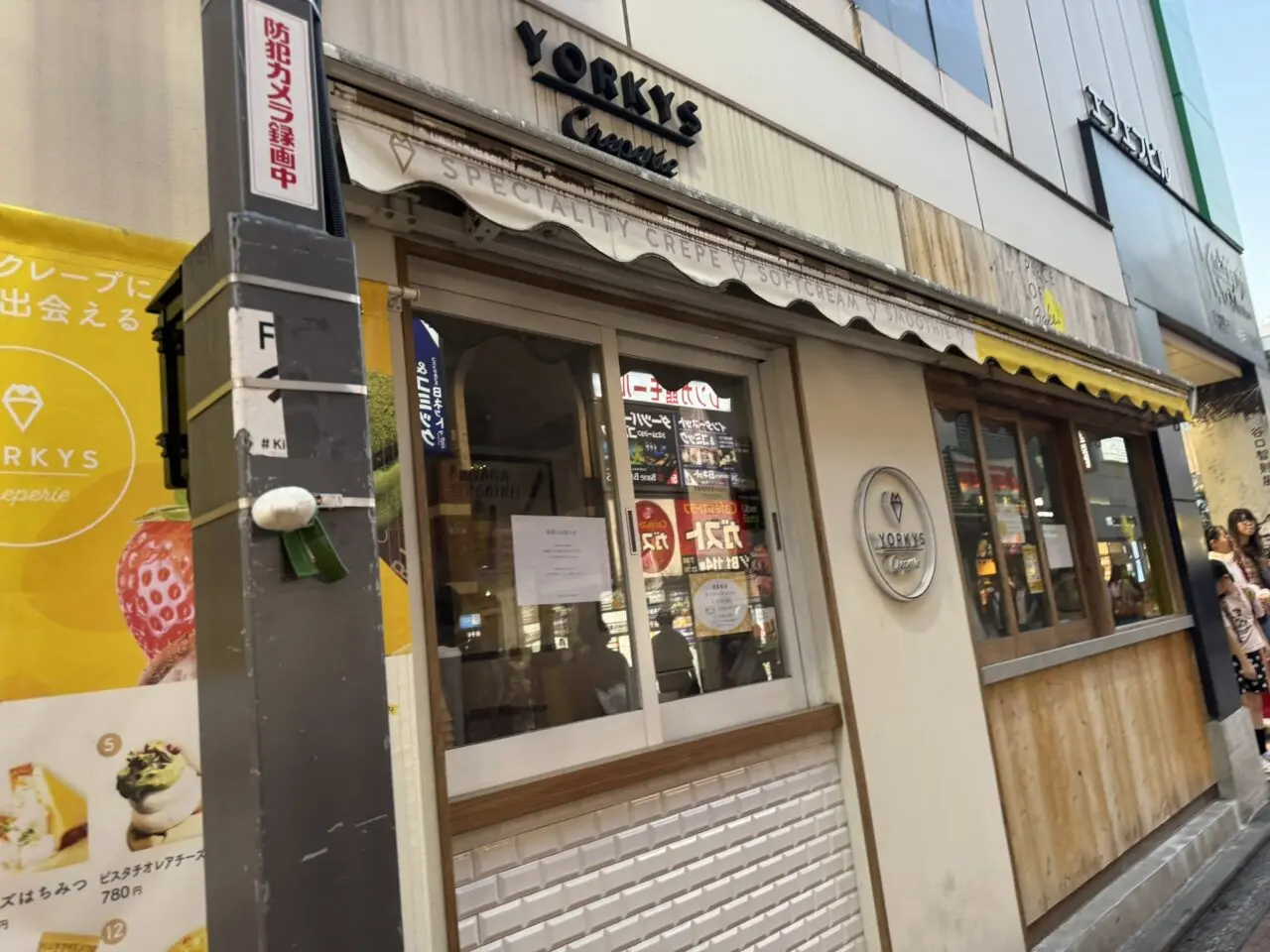 吉祥寺本町にあるYORKYS Creperie(ヨーキーズクレープリー)の店舗外観。木目と白を基調としたテイクアウト窓口