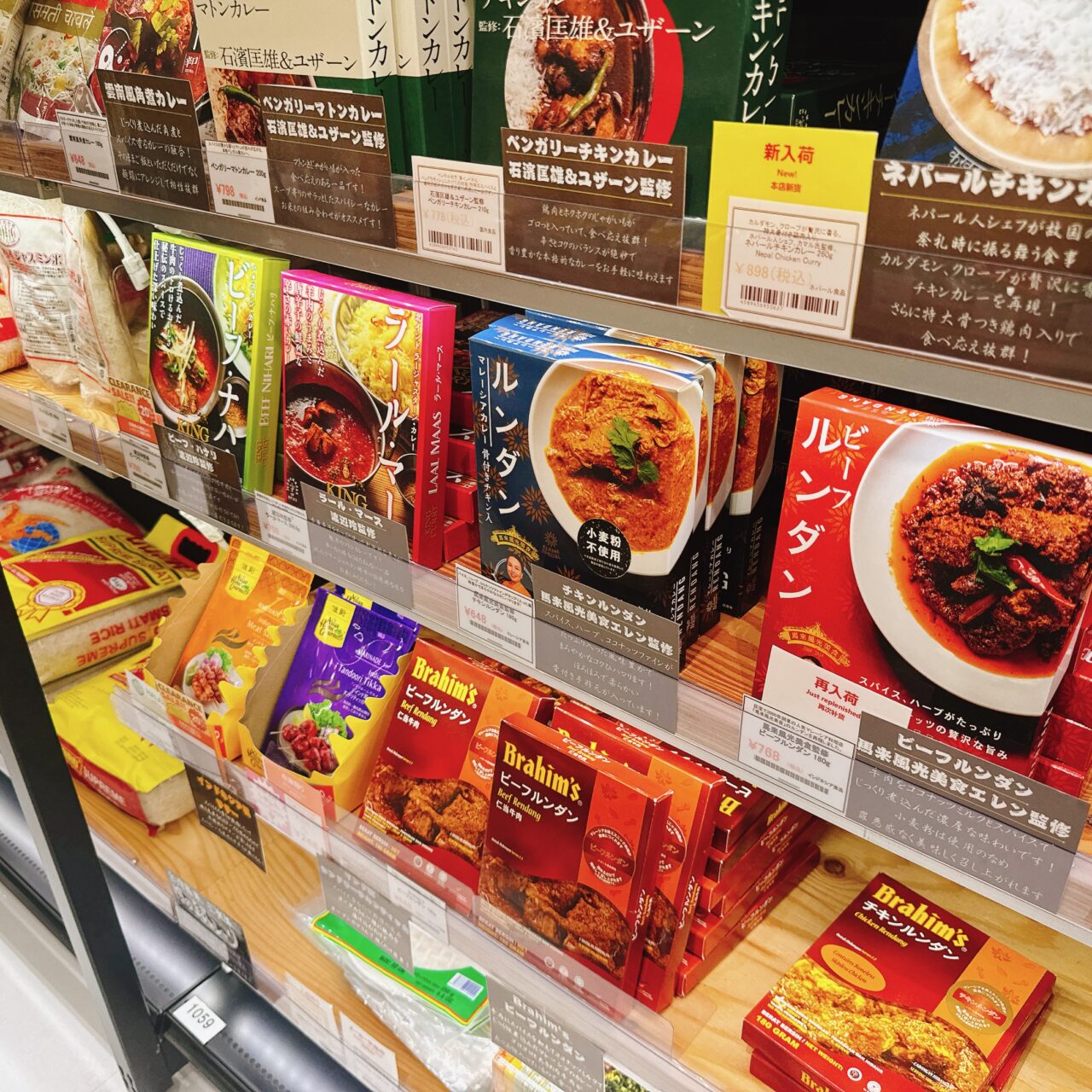 タイのヤムヤムカップラーメンやケンミンの焼きビーフン、汁ビーフンが並ぶインスタント麺売り場