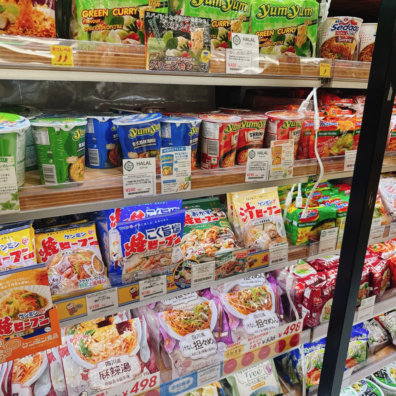棚いっぱいに並ぶインドネシアのミーゴレンやマレーシアのラクサなどアジアンインスタント麺各種