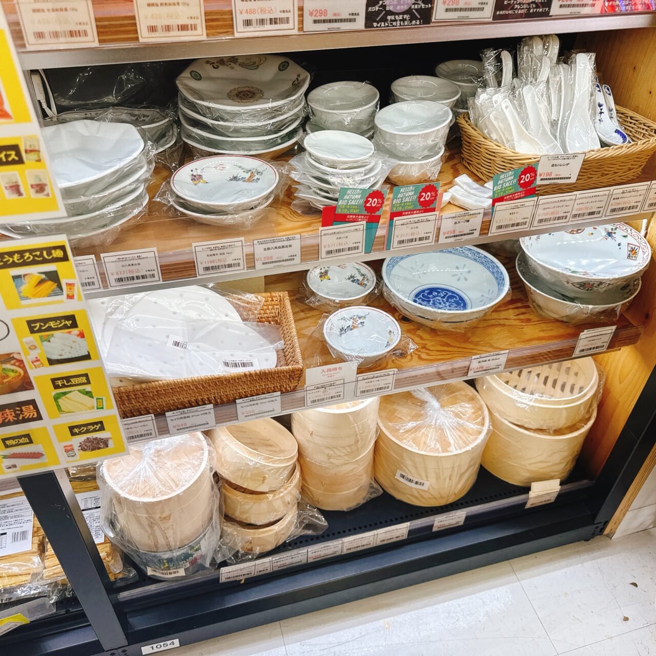中華食器やレンゲ、サイズの異なる竹製蒸籠（せいろ）が並ぶ調理器具・雑貨コーナー