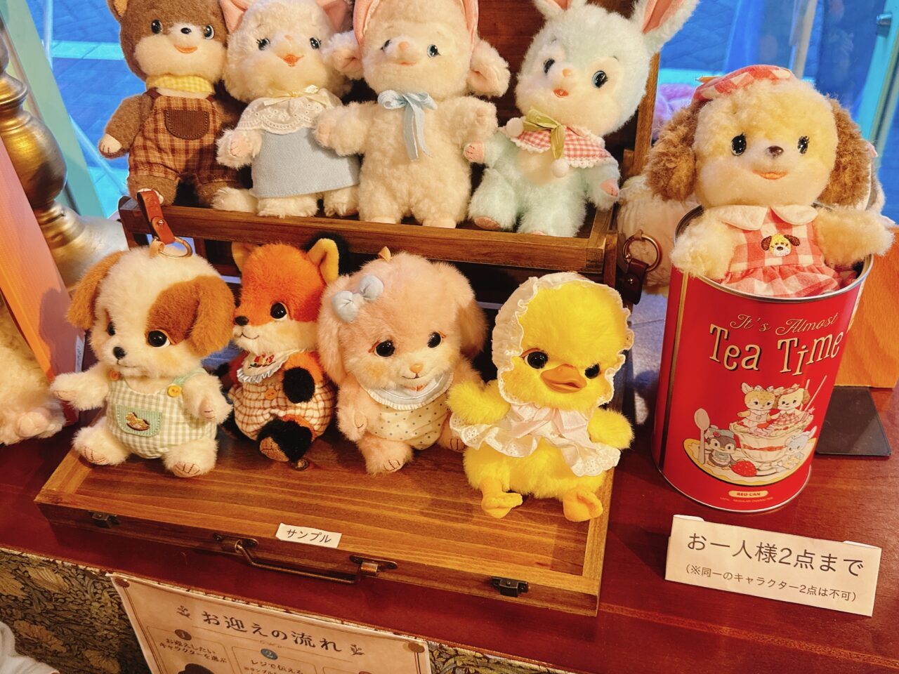 棚に並ぶレトロ可愛いBobo Nutsのサンプルと紅茶缶