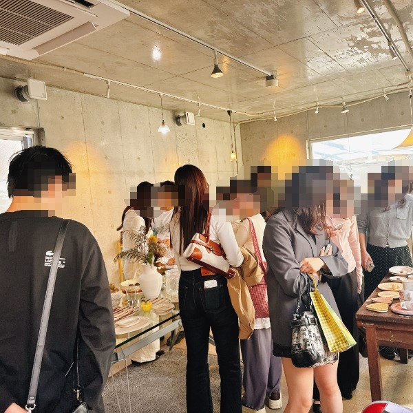 IUIE TOKYOの店内でうつわや雑貨を熱心に選ぶたくさんの買い物客たち