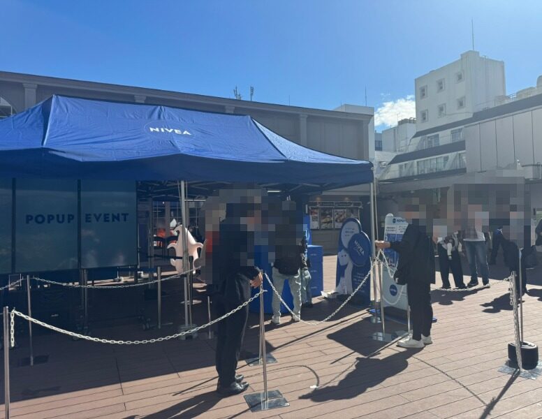 コピス吉祥寺のGREENING広場に設置された青いNIVEA POPUP EVENTのテントと集まる来場者たち