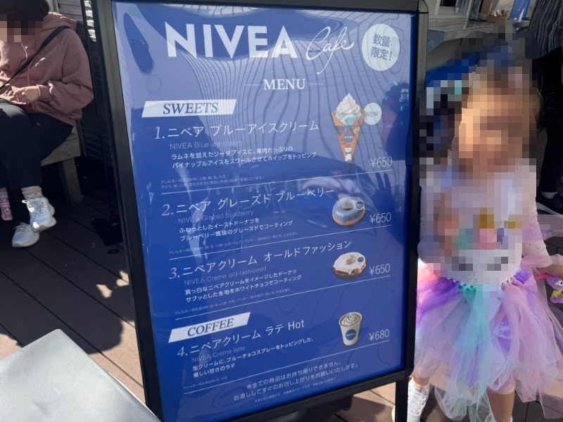 NIVEA Cafeの数量限定メニュー看板。ニベアブルーアイスクリームやドーナツ、ラテの価格表