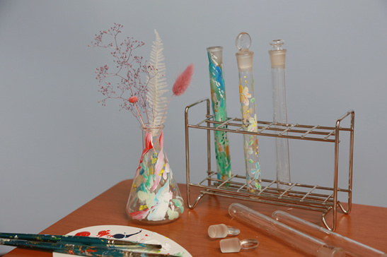 理科の実験器具を再利用して作られたオリジナル花器のワークショップイメージ キャプション：プレスリリースより