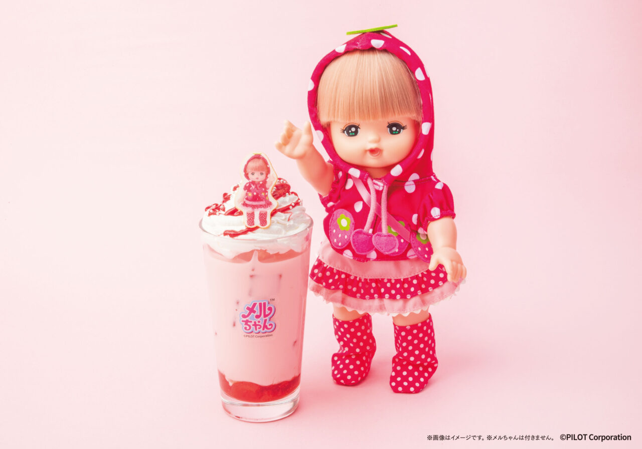 メルちゃんコラボカフェで提供されるいちごい〜っぱい！メルちゃんのぷるぷるプリンパフェ キャプション：